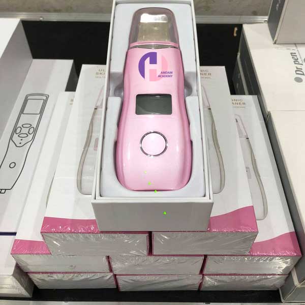 تصویر دستگاه اسکرابر یا درما اف بعنوان یکی از بهترین ابزار پاکسازی پوست سالنی